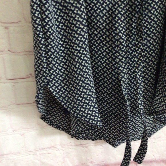 H&M Blue and White Flutter Sleeve Fully Lined Dress - Size 6 - Picture 4 of 9